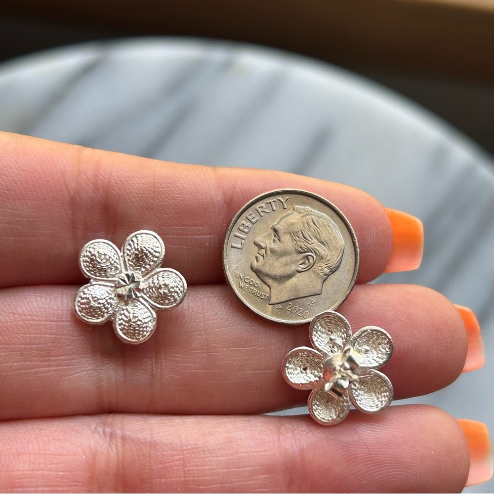 Sterling Silver  Flower shaped stud earrings - Picture 8 of 9